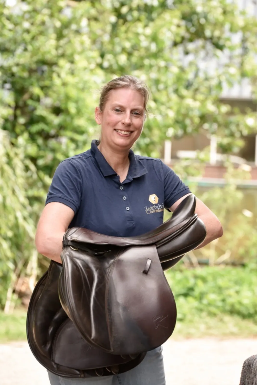 Charmaine met een zadel