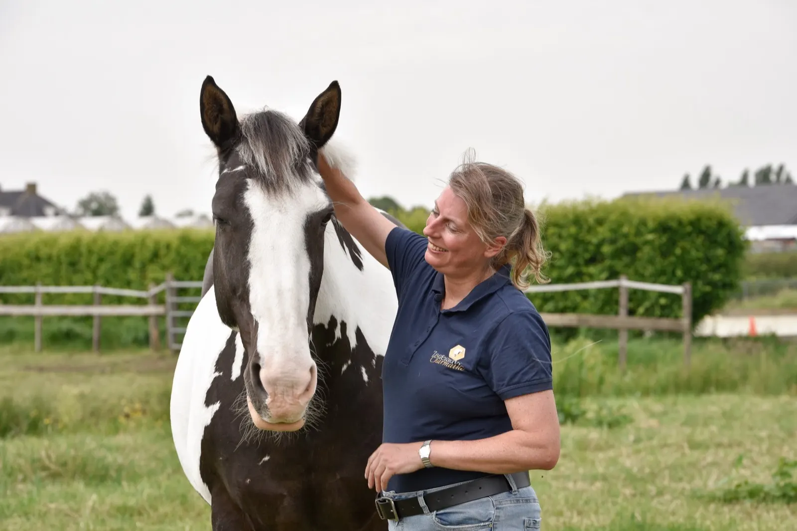 Charmaine bij een paard